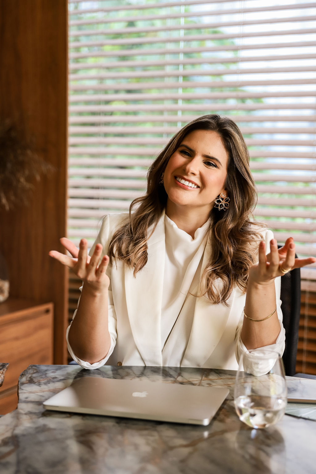 Dra. Cinthia Vianna em seu consultório